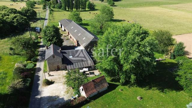 Ensemble bâti avec environ 12ha60 et son plan d'eau.