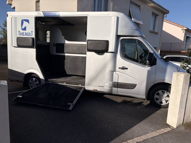 Camion vl 2 chevaux renault thehault 2.3 dci 150 cv