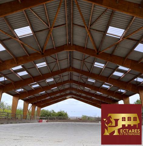 Exclusivite - propriété equestre sur 10 hectares avec manège