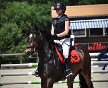 à vendre ponette pfs taille d 9 ans