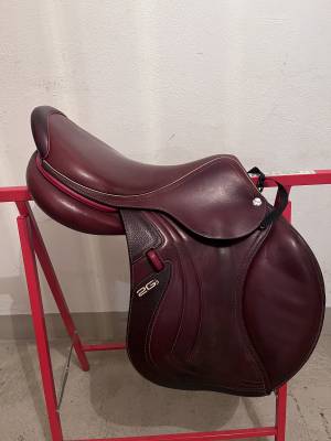 Vends selle de saut cdw en très bon état 