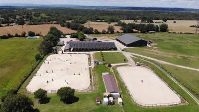 Etablissement equestre en activite sur 17 ha - région