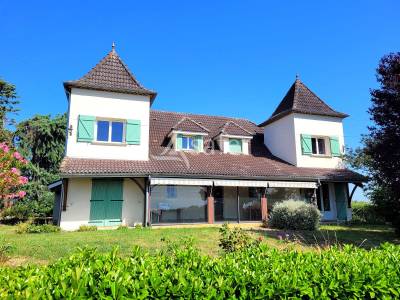 Grande maison traditionnelle avec dépendances agricoles sur 9 h
