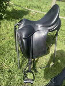 Belle selle de dressage childeric 17,5