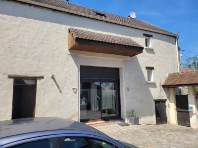 Propri&eacute;t&eacute; &eacute;questre comprenant 3 maisons, 9 boxes et +