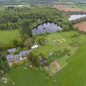 Grand domaine rural avec ferme et activité événementielle