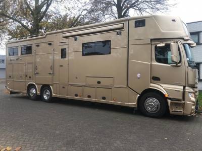 VAN MERCEDES ACTROS TRASPORTO 6 CAVALLI anno 2015