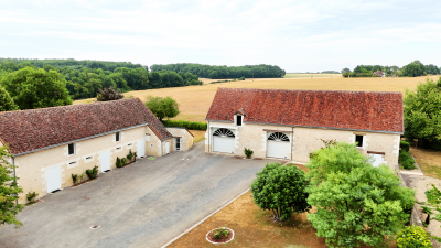 Propriété avec parc, deux maisons, dépendances