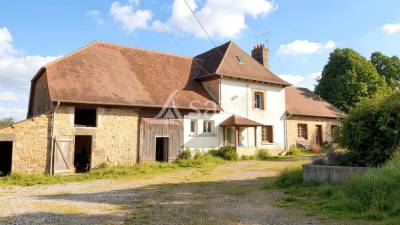 Ensemble bâti avec environ 27 ha