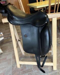 Selle de dressage FORESTIER - Saumur, en tr&egrave;s bon &eacute;tat 