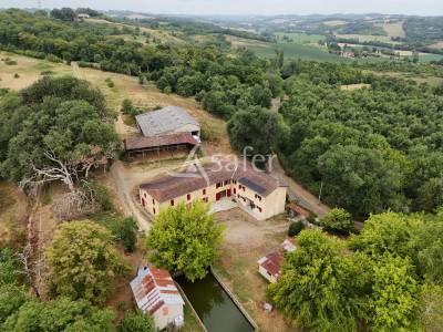 Ancien corps de ferme avec gîte et maison sur 2 ha prairies sec