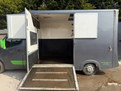 Equimark sport horsebox renault master 3.5t