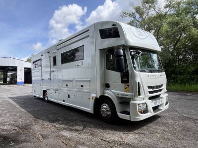 Camion per cavalli iveco iveco eurocargo 160e28 stx pop out 2010 occasione