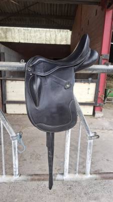 Selle de dressage marjoman 17,5 pouces 