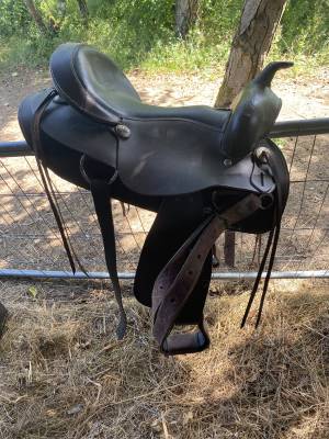 Selle western artisanale en cuir – état neuf – taille c