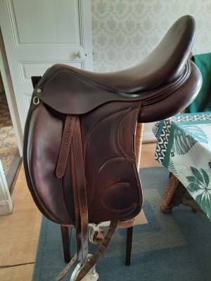 A vendre selle de dressage devoucoux modèle loreak