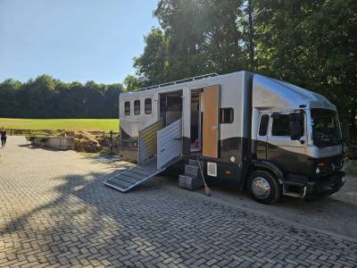 Goed onderhouden paardenvrachtwagen te koop