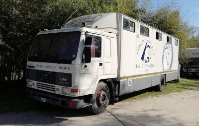 Van trasporto 8 cavalli con piccolo living