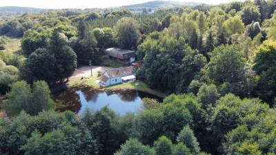 Ancien moulin r&eacute;nov&eacute; sur 5,7 ha &ndash; &eacute;curie 10 boxes &ndash; Mor
