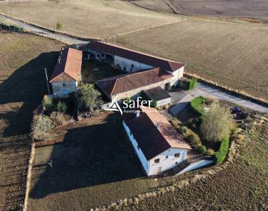 Corps de ferme et villa traditionnelle - pomeys