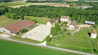 Maison de maître sur 6 hectares avec écurie de sport (45)