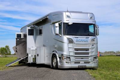 Zware paardenvrachtwagen (groot rijbewijs) scania scania v8 luxe interhorse 2023 nieuw
