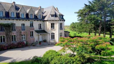 Magnifique château de bord de mer, avec ses dépendances, sur 1