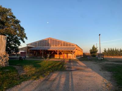 Centre équestre-écurie de propriétaire-ferme pedagogiqu