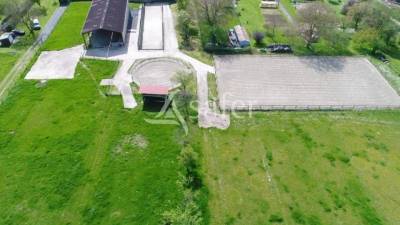 Ferme equestre de 8,5 ha - gelacourt