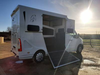 Horsebox hgv les vans ab renault master 2014 used