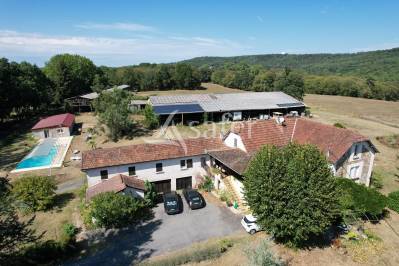 Belle propriété bâtie sur 18ha de prés et bois en périgord