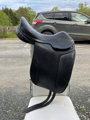 Selle dressage cuir noir 