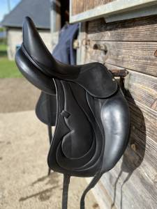 Selle de dressage antares cadence 17