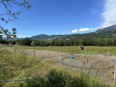 Terrain constructible lotis avec 3 hectares de terres agricoles