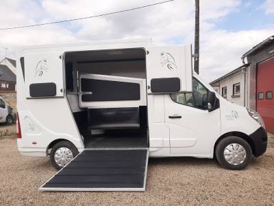 Horsebox hgv les vans ab renault master 2015 used