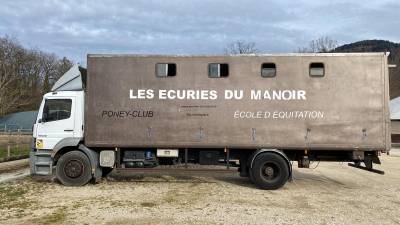 Camion mercedes 9 places chevaux 