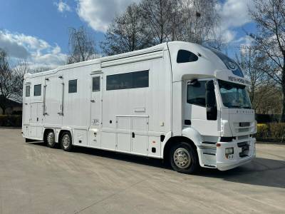 Iveco stralis 360 stx pop out groom living