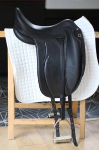 Selle dressage devoucoux mendia 17,5 noire parfait état