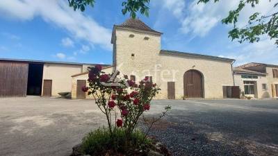 Proche dordogne - ferme en pierre et ses 15 hectares