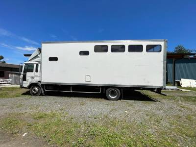 Volvo FL 220 de 2002, 4 ou 5 places chevaux VASP