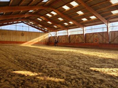 écurie 2 maneges, carrière, 30 boxes 4ha3