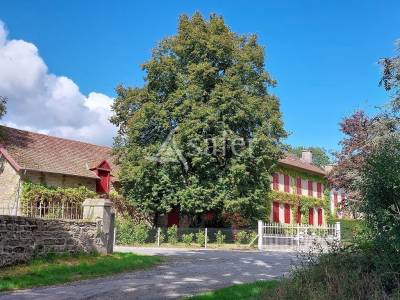 En creuse, proche d'une ville touristique, cet ensemble de carac