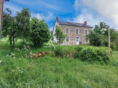 Aux confins de la creuse et du puy-de-dôme, propriété bâtie