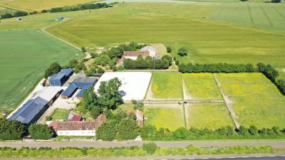 Propriété de standing avec écurie sur 16 hectares