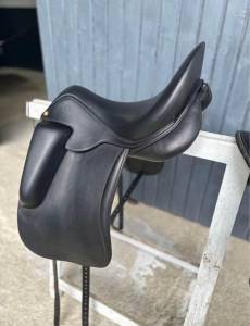 Selle dressage aulion noire 17 pouces 