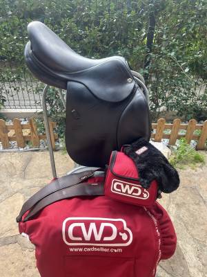 A vendre selle cwd + étrivières cwd + housse + kit