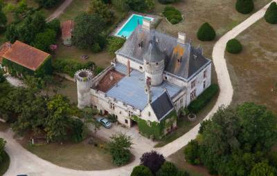 Chateau xixe dans un ecrin de verdure