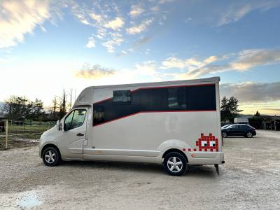 Camionnette mtm 2 chevaux stalle - 5 places assises 