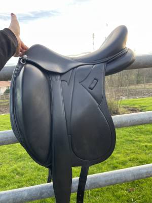 Selle dressage devoucoux makila s 17,5 noire