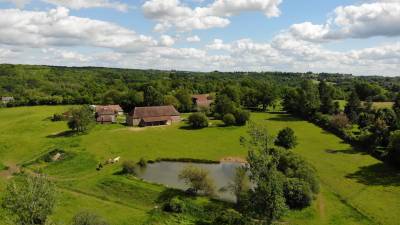 Domaine de 28 ha & gîtes équestre dans le périgord vert